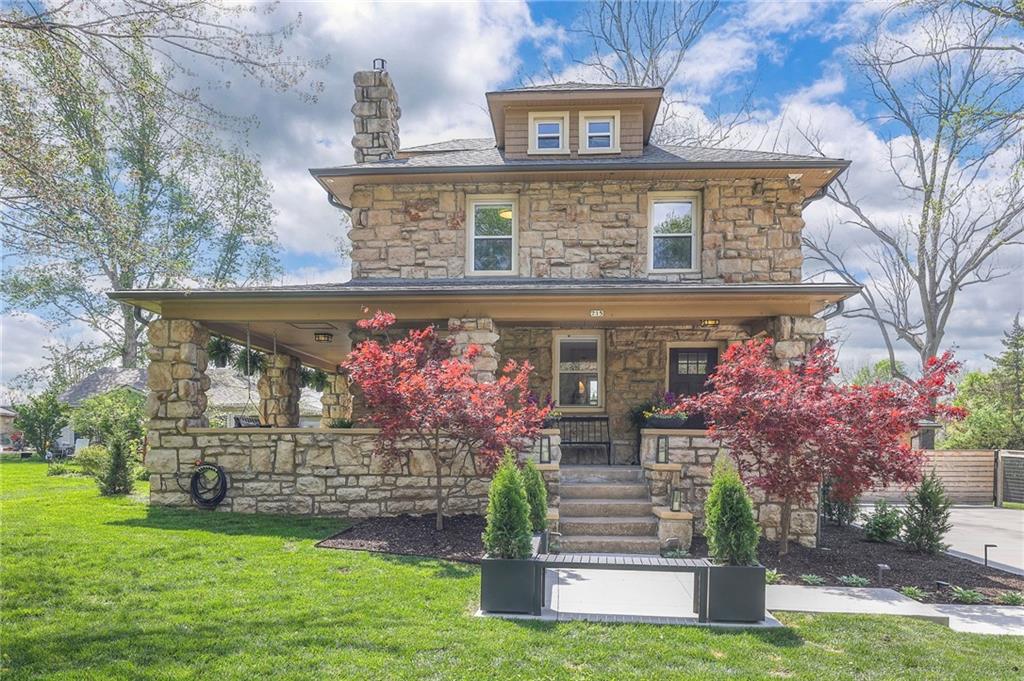 715 W 98th Street Property Photo