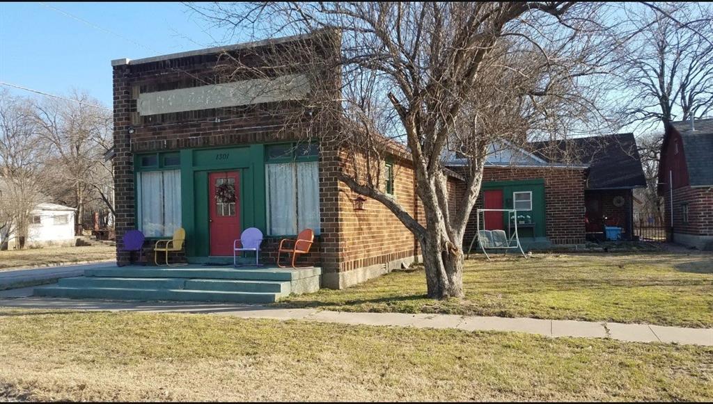 1301 W Maple Street Property Photo
