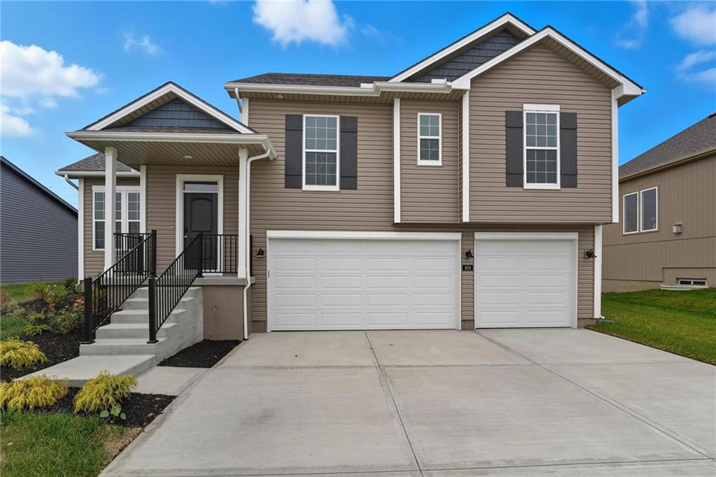 409 SW Hawthorne Lane Property Photo 1