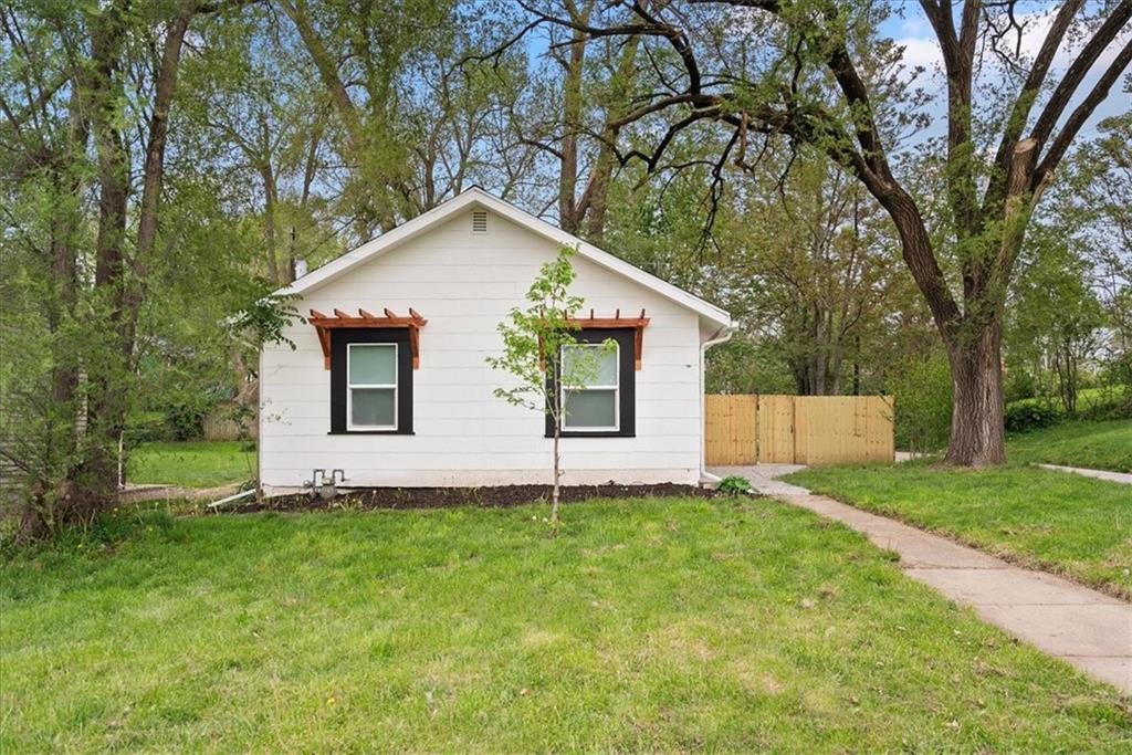 15015 E Truman Road Property Photo