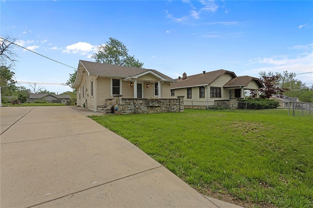 4433 N Jackson Avenue Property Photo