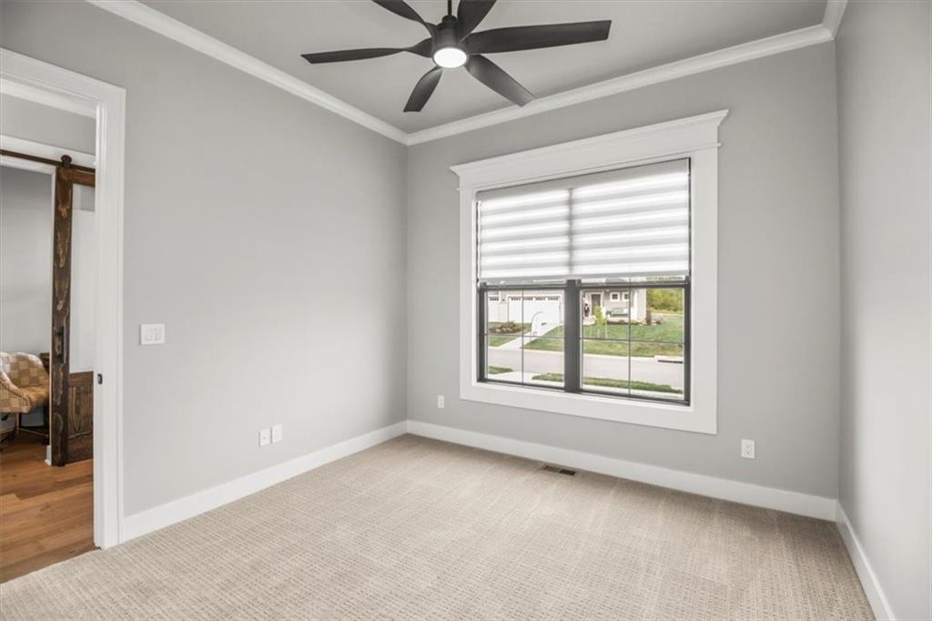 424 Se Maxwell Drive Property Photo 6