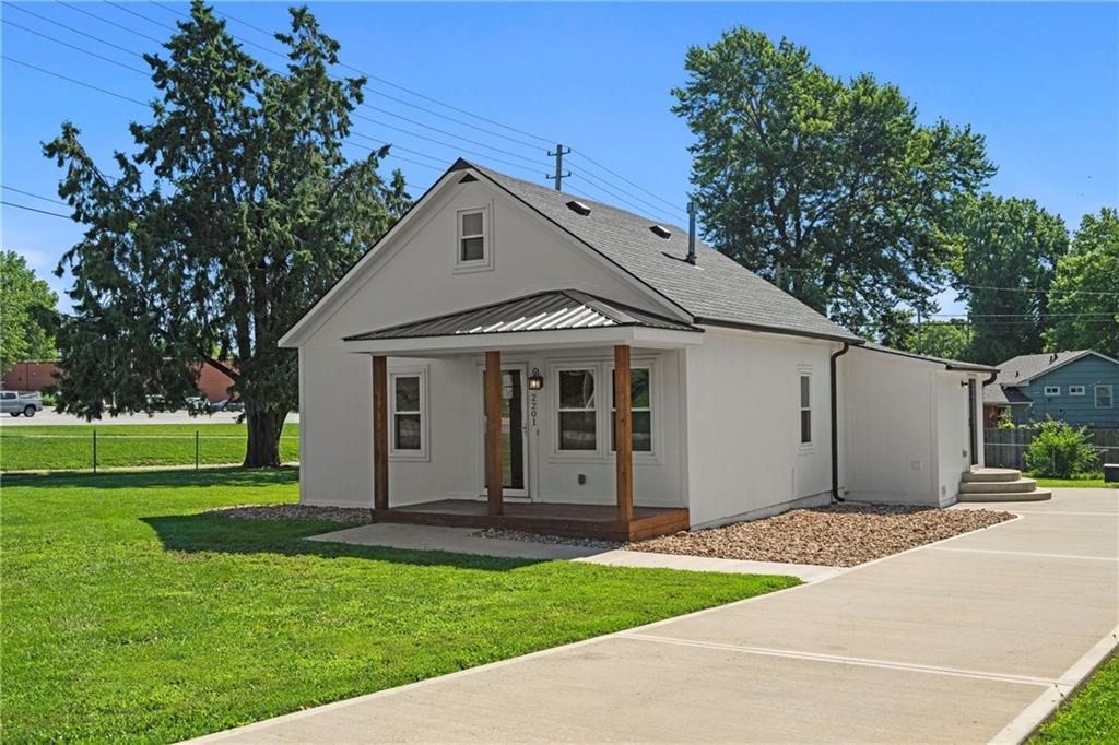 2201 Grand Avenue Property Photo 1