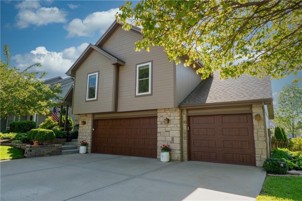 9808 N Hedges Avenue Property Photo 1