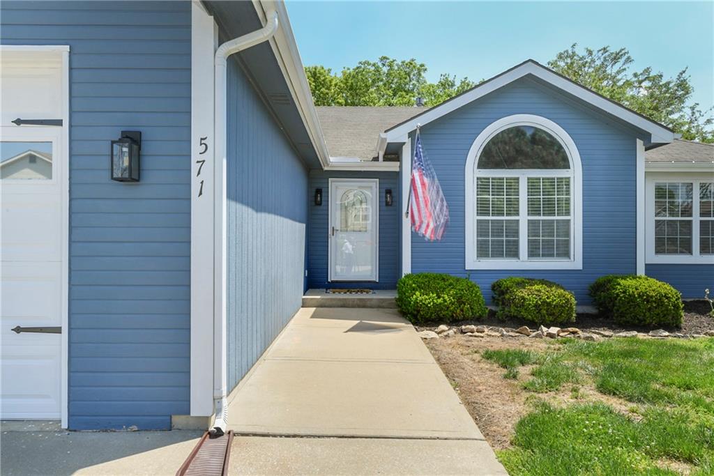 571 Hithergreen Drive Property Photo 3