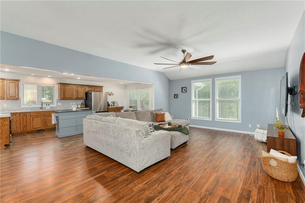 571 Hithergreen Drive Property Photo 6