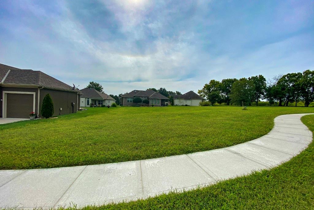 305 Crestview Court Property Photo