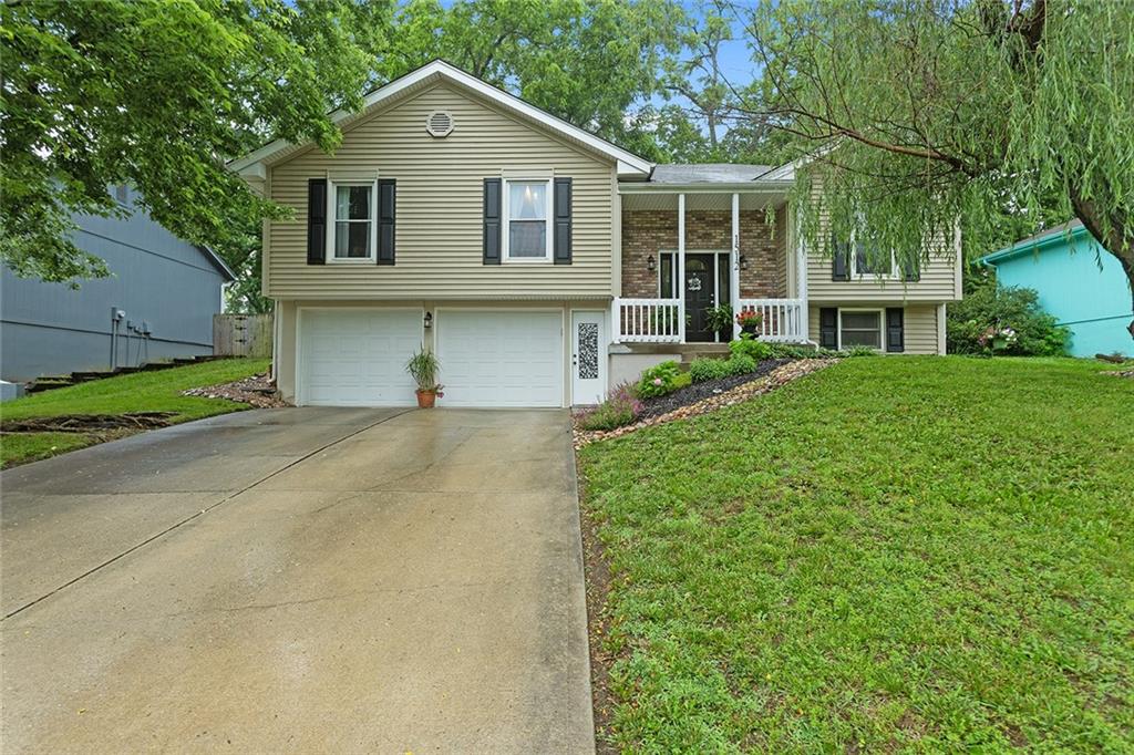 1512 Ne Auburn Drive Property Photo 1