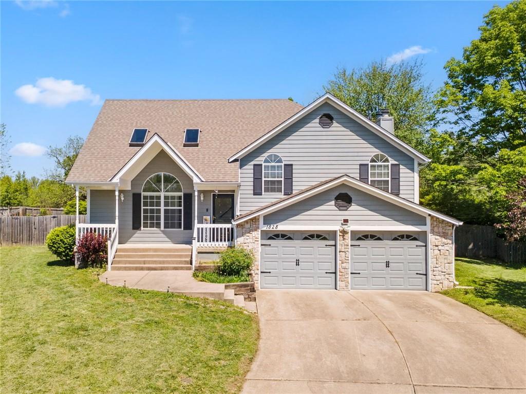 1828 Ne Burgandy Circle Property Photo 1