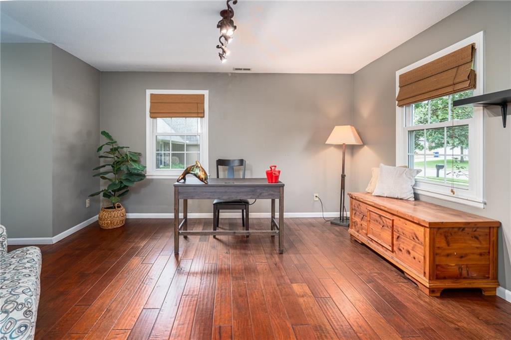 2708 Lawrence Avenue Property Photo 9