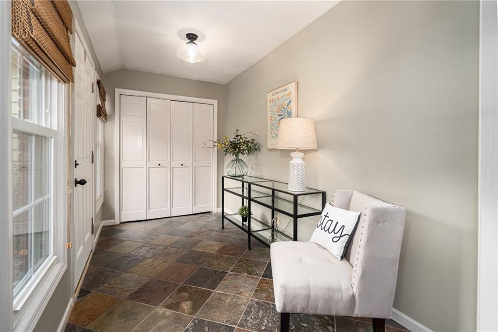 2708 Lawrence Avenue Property Photo 10