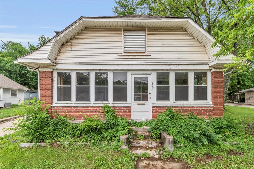 1403 S Sterling Avenue Property Photo 1