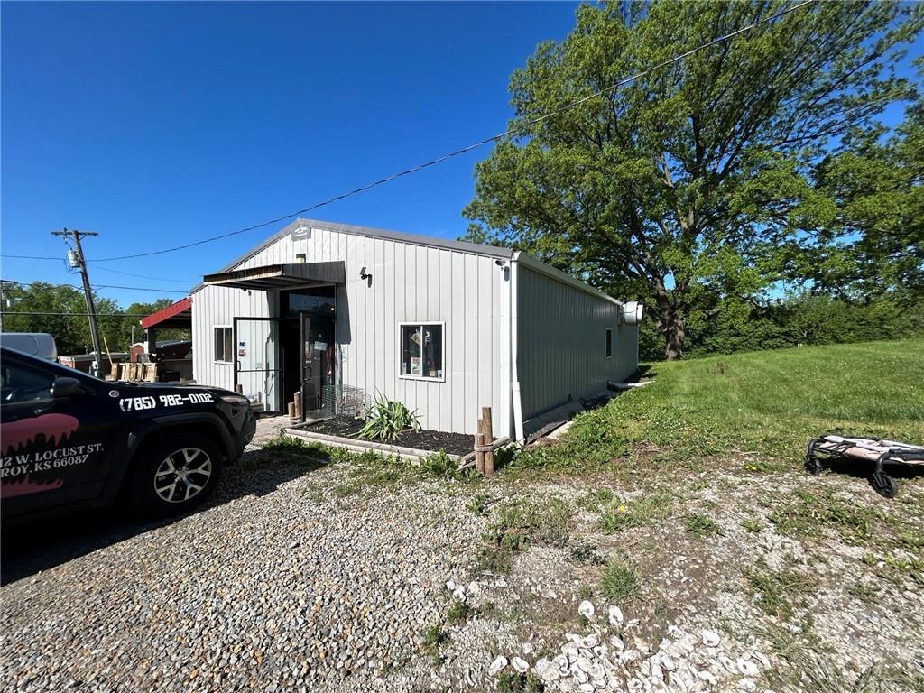 412 W Locust Street Property Photo 3