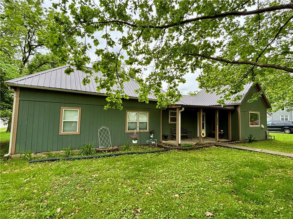201 E Maple Street Property Photo 1