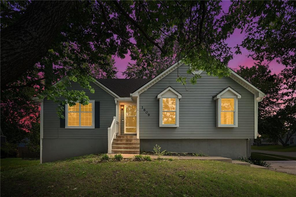 1609 Ne Jade Court Property Photo 1