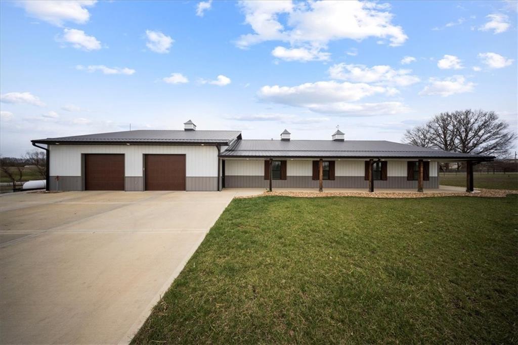690 Sw T Highway Property Photo 1