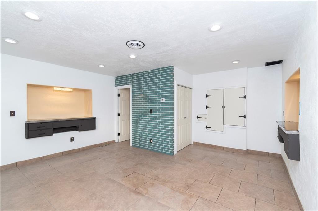6909 Prospect Avenue Property Photo 7