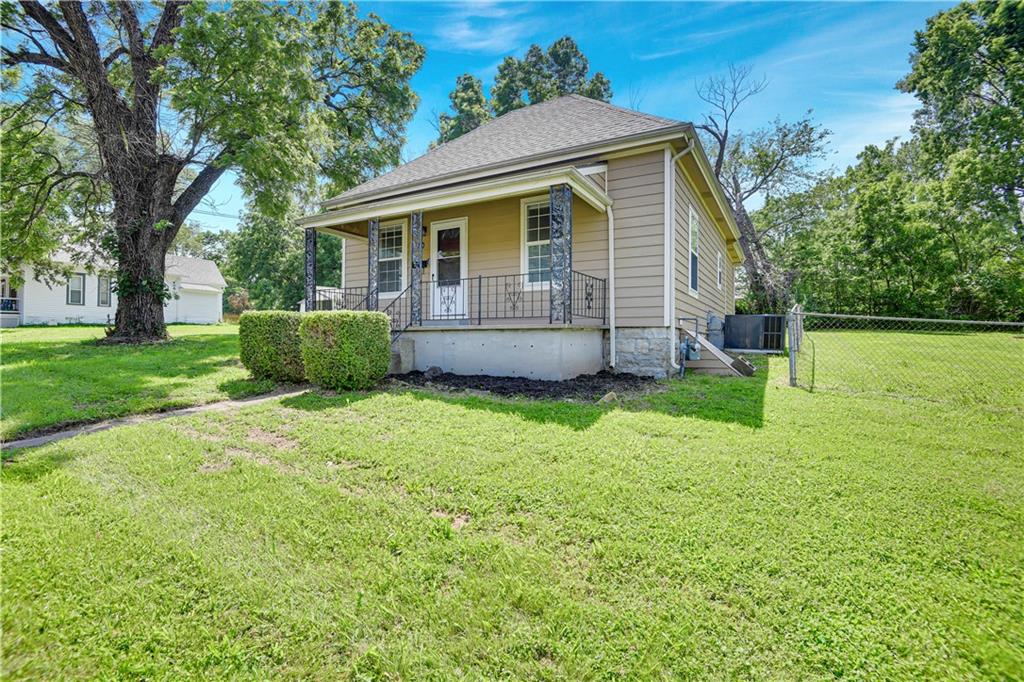 320 Allcutt Avenue Property Photo 1