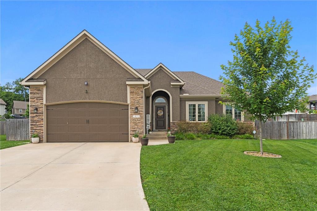 1402 Nw Red Oak Court Property Photo 1