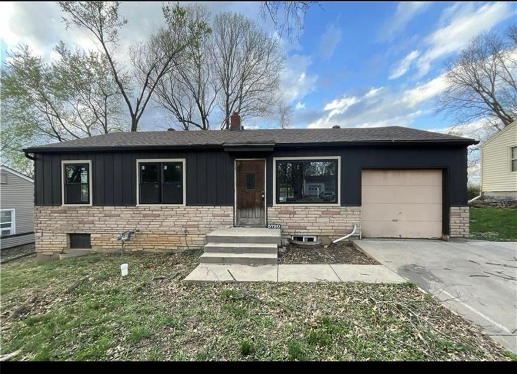 5720 E 101st Terrace Property Photo 1