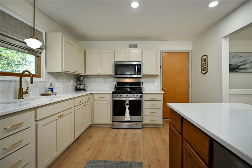 21185 W 126th Street Property Photo 6