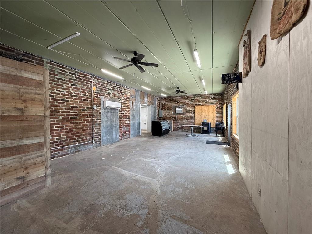 201 W 24 Highway Property Photo 3