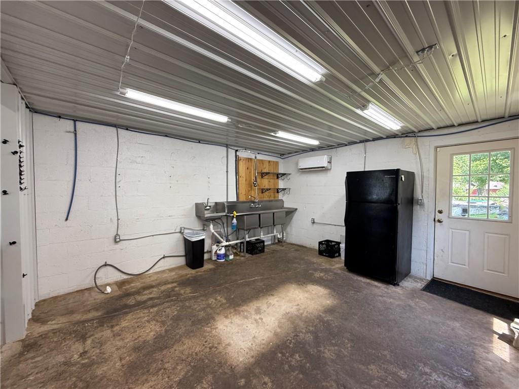 201 W 24 Highway Property Photo 8
