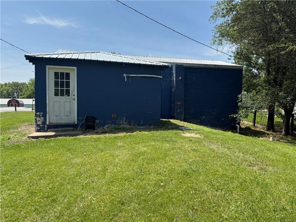 201 W 24 Highway Property Photo 11