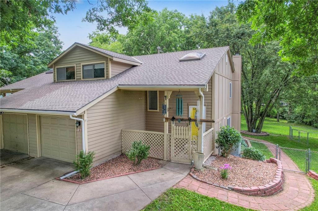 748 Se Claremont Court Property Photo 1