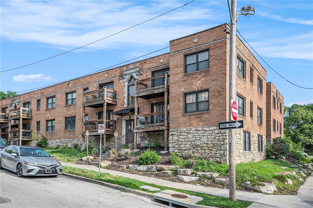 1104 W 46th Street Property Photo 1