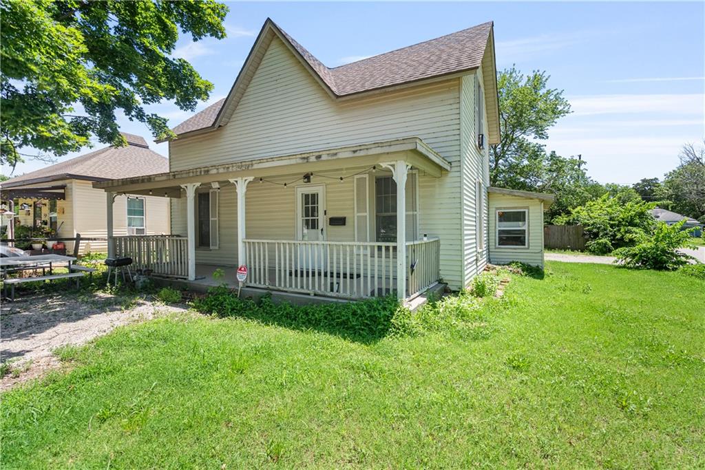 415 W 2nd Street Property Photo 1