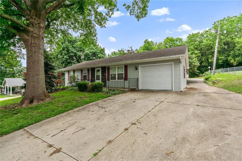 602 N Westview Drive Property Photo 1