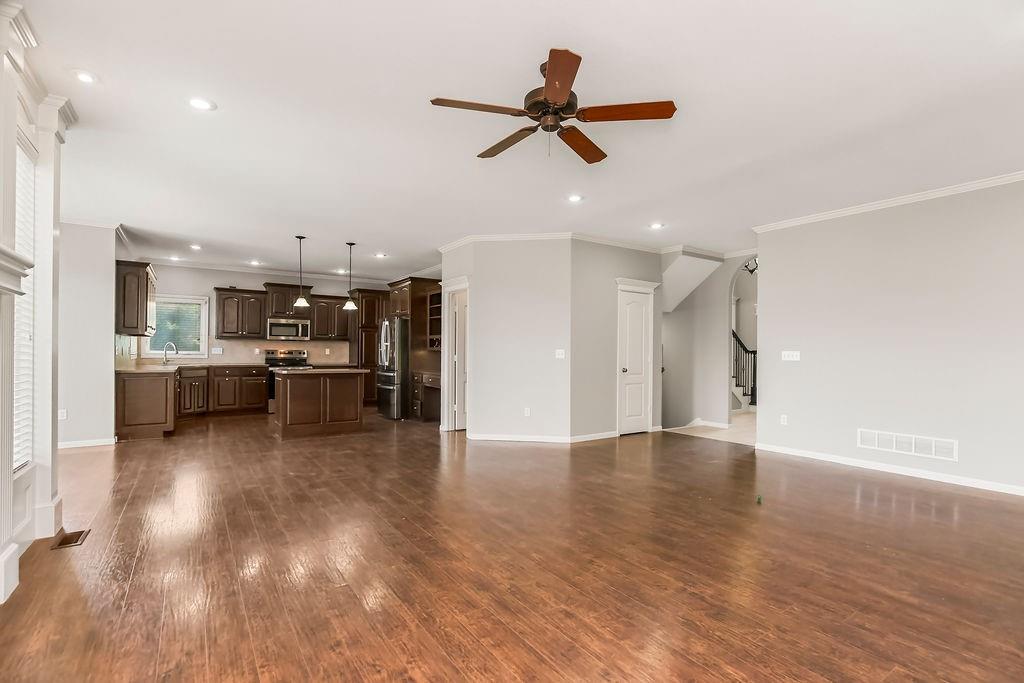 16211 S Locust Street Property Photo 11