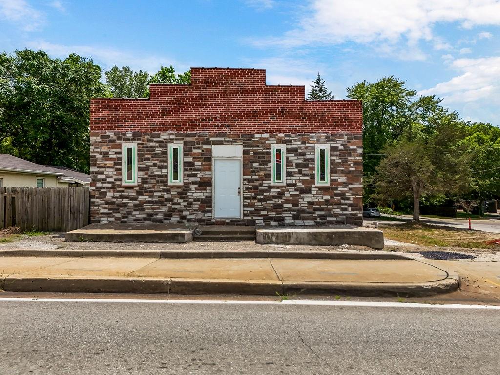 11303 E Truman Road Property Photo 2