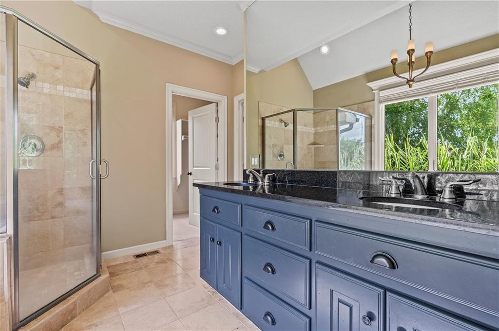 325 S Clark Street Property Photo 13