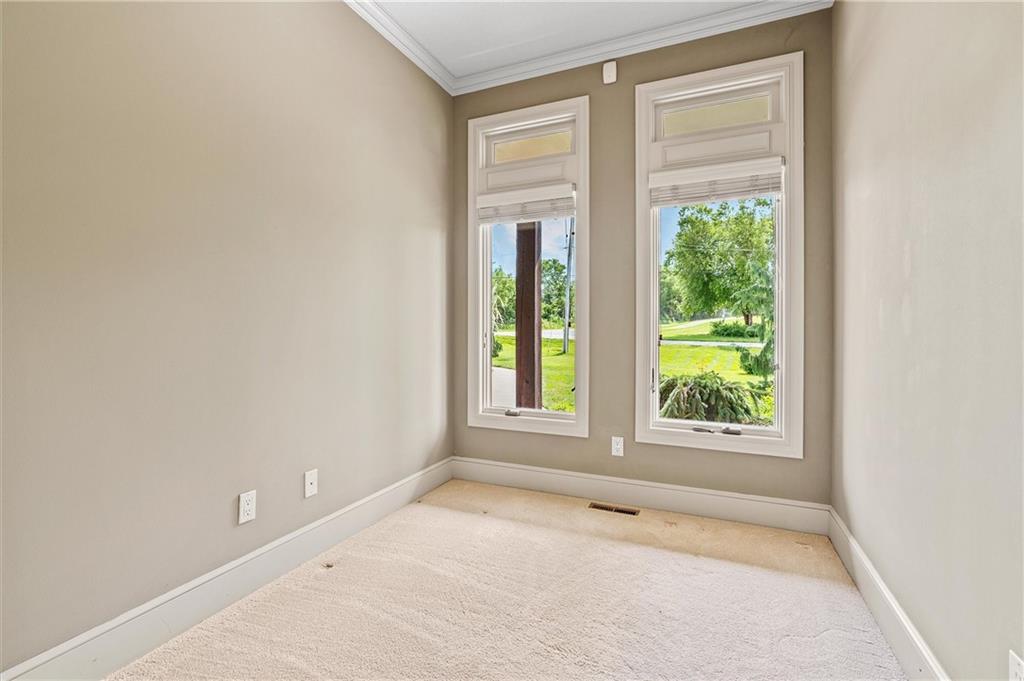 325 S Clark Street Property Photo 15