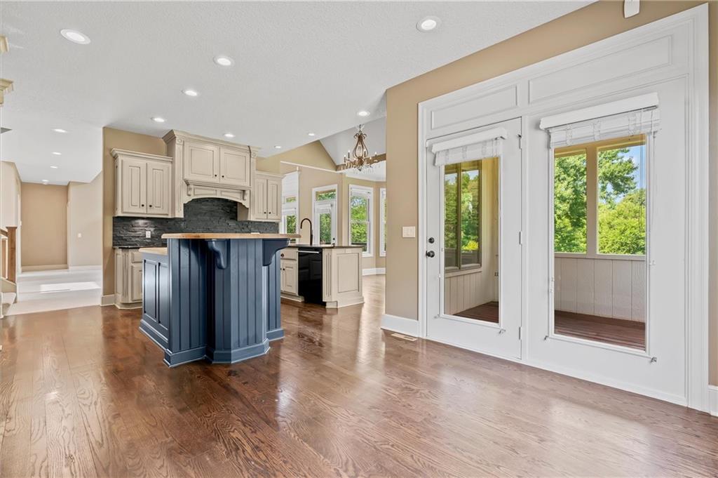 325 S Clark Street Property Photo 18