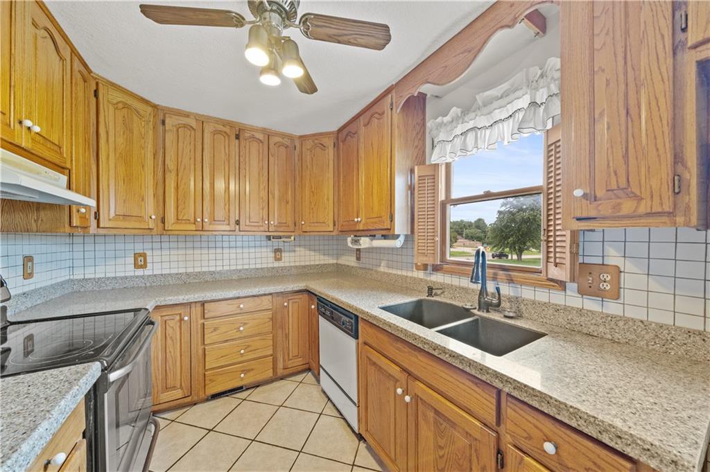 19910 Lamar Avenue Property Photo 28