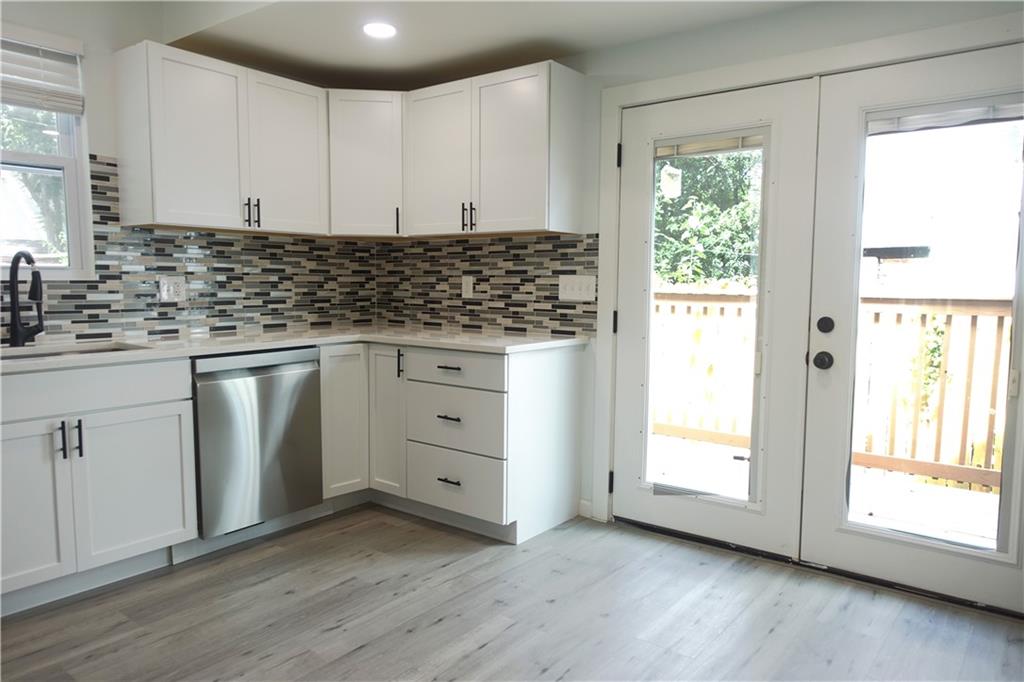 5032 E 8th Street Property Photo 9