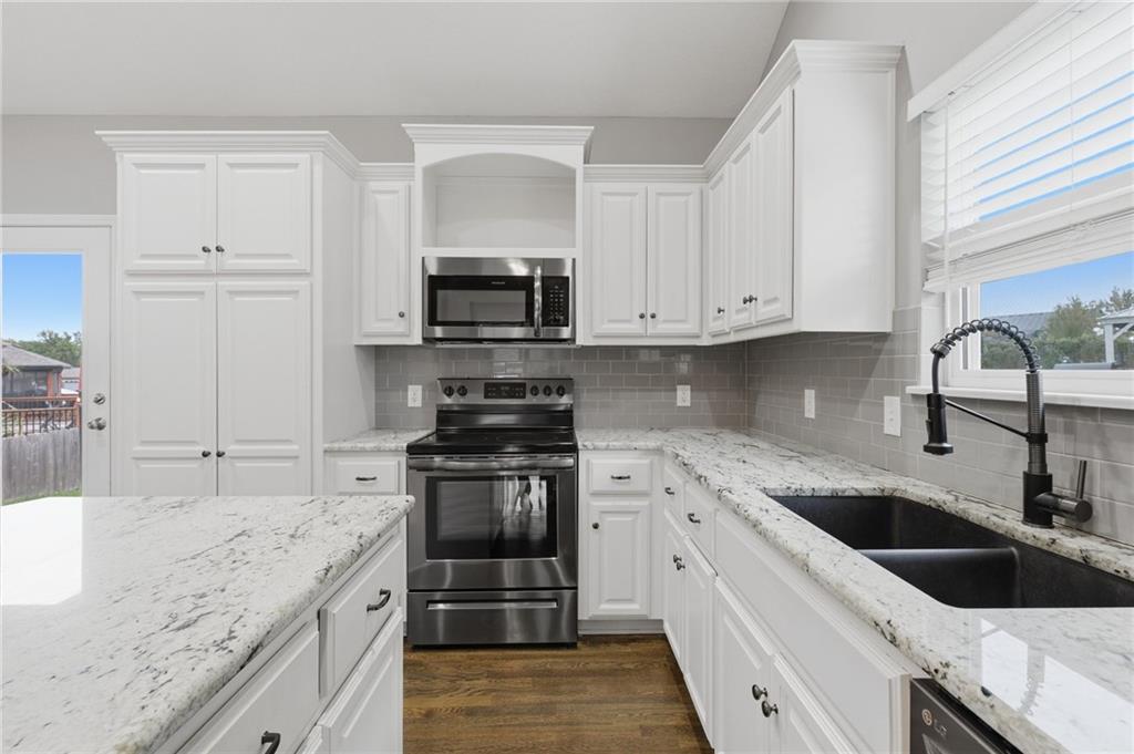 1043 E 14th Street Property Photo 7