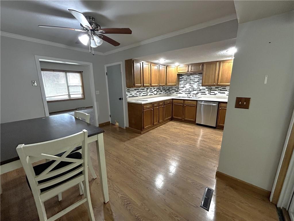 2902 S Broadway Street Property Photo 8