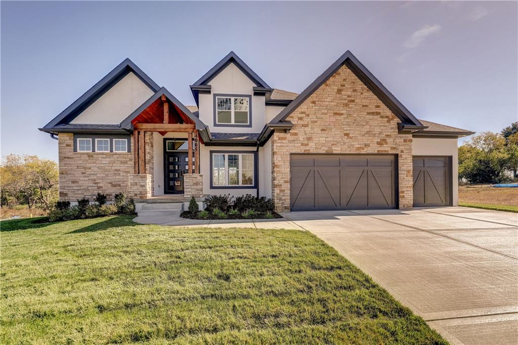 4005 NE Apple Grove Drive Property Photo 1