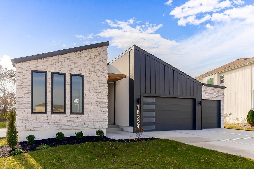 18221 W 168th Terrace Property Photo 1