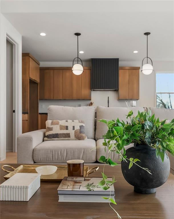 18221 W 168th Terrace Property Photo 6