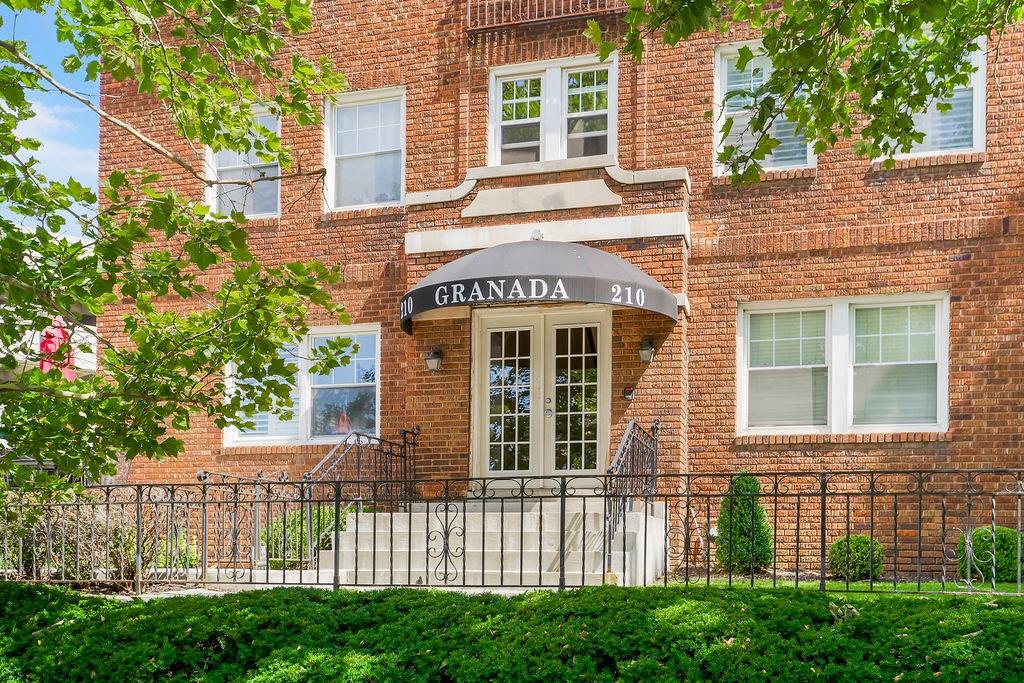 210 E Emanuel Cleaver #3e Boulevard Property Photo 1