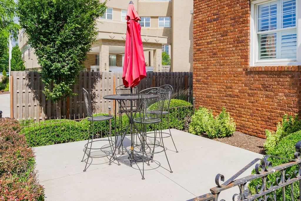 210 E Emanuel Cleaver #3e Boulevard Property Photo 2