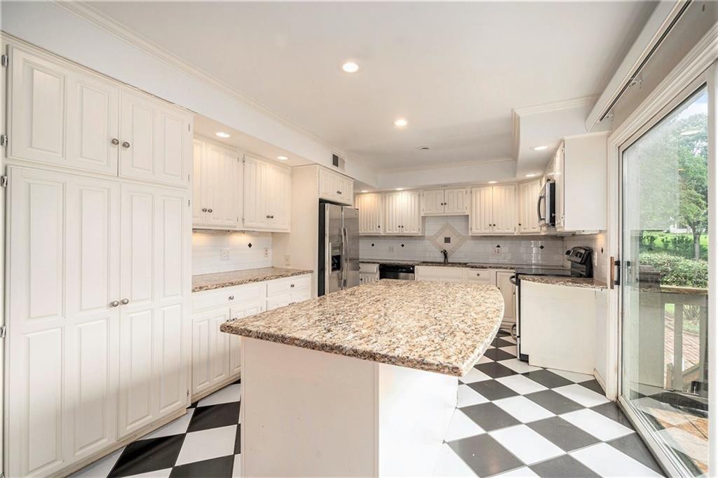 9815 Overbrook Court Property Photo 14