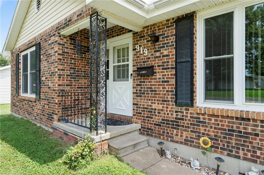 919 S Locust Street Property Photo 4