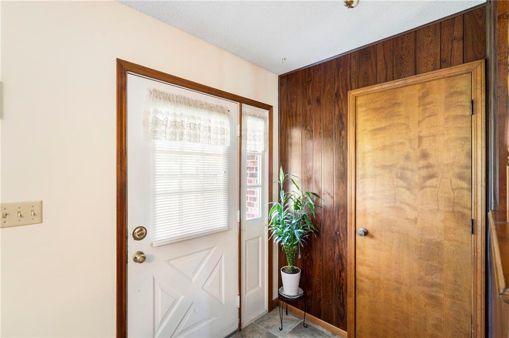 919 S Locust Street Property Photo 8