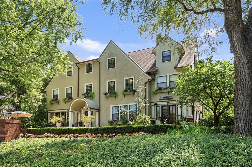 239 W 52nd Street Property Photo